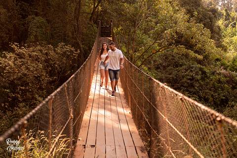 Casal andando na ponte pencil Recanto das cachoeiras em Brotas SP '