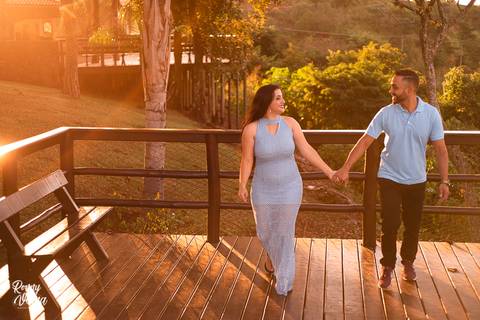 Noiva com vestido azul claro andando no recanto das cachoeiras em Brotas SP ensaio Pré Wedding por Ronny Viana'