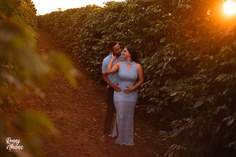 Casal com roupas azul neutra na Plantação de Café fotos do ensaio pré wedding por Ronny Viana FOtografo de casamento em Piracicaba SP'