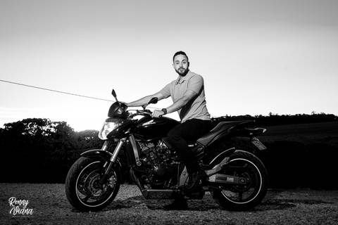 Noivo em cima da Sua moto Hornet da Honda ensaio pré wedding em Brotas SP Celeiro Café'