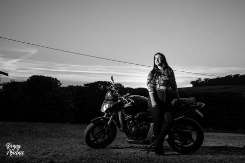 Noiva ao lado da Moto Hornet no recanto das cachoeiras em Brotas SP fotografia de casal por Ronny Viana Fotografo de casamentos em Piracicaba SP'