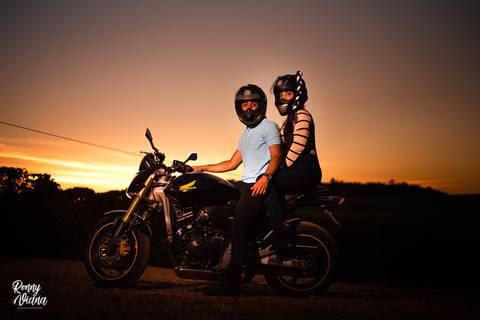 Por-do-sol com os noivos em cima da Moto HORNET ideias para ensaios pré wedding fotografo de casamento Ronny Viana Destination Wedding '