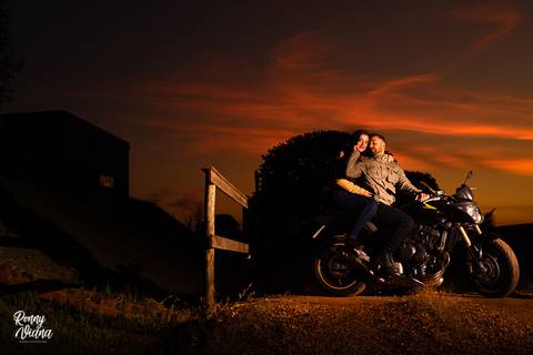 Fotografia do casal fazendo carinho em cima da Moto Hornet da Honda em Brotas SP recanto das cachoeiras Fotografo de casamentos Ronny Viana Wedding photo ideias para ensaios pré wedding destination '