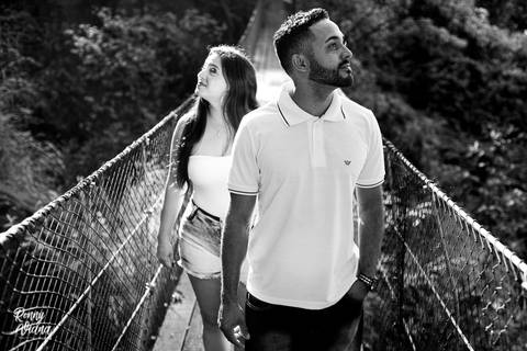 Fotografia Preto e Branco do casal em cima da ponte no recanto da cachoeiras em Brotas SP fotografo Ronny Viana'