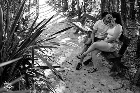 Casal sentado no banquinho fotografia pre wedding em Brotas SP Recanto das cachoeiras '