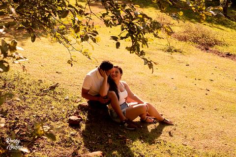 Ensaio pre casamento com roupas neutras em baixo da árvore no recanto das cachoeiras em Brotas SP'