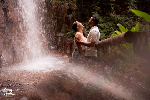 Casal sorrindo na Cachoeira fotografia de ensaio pré wedding no recanto das Cachoeiras em Brotas SP'