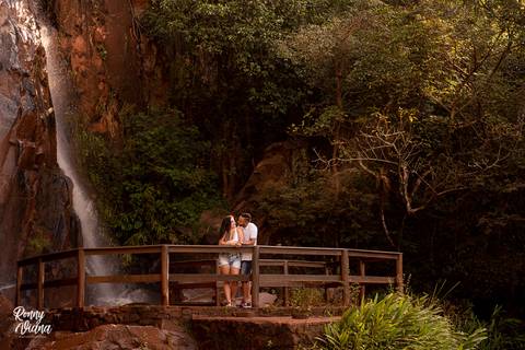 Casal apaixonado embaixo da cachoeira fotografia de pre wedding em Brotas SP'