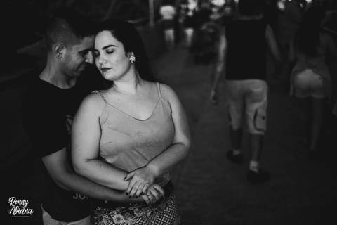 Casal abraçado na Ponte da rua do porto em Piracicaba SP fotografia Preto e Branco por Ronny Viana fotografo de casamentos'