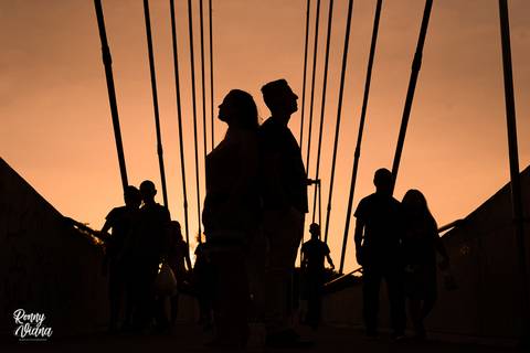 Silhueta do casal na ponte da Rua do Porto em Piracicaba SP por Ronny Viana FOtografo de casamentos em São Paulo'