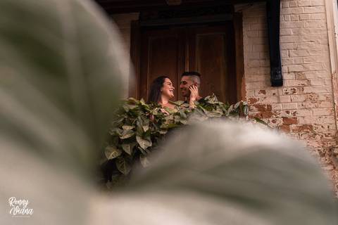 casal se abraçando trocando olhares no engenho central em piracicaba sp'