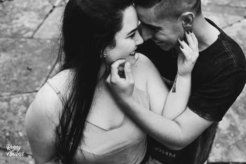 casal trocando carinho ideias para fotos romanticas em ensaio pré wedding por Ronny Viana'