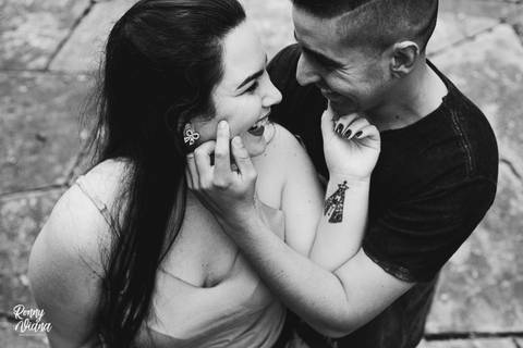 casal sorrindo fotografia preto e branco por Ronny Viana em Piracicaba SP'