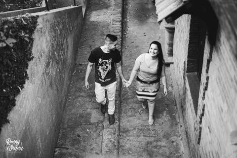 casal caminhando no engenho central em piracicaba por Ronny Viana'