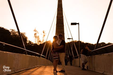 Casal na ponte da Rua do Porto no Pôr-do-Sol Fotografia por Ronny Viana '