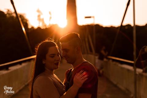 Fotografia romantica de ensaio pré Wedding no Pôr-do-Sol na  Ponte da Rua do Porto em Piracicaba por Ronny Viana Fotografia de casamentos'