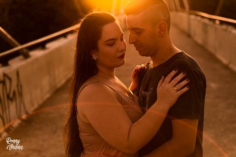 Sunset do casal abraçado na ponte da rua do porto em Piracicaba SP por Ronny Viana fotografo de casamento'