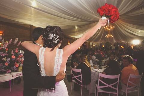 Noiva e noivo saindo da cerimônia religiosa na Igreja Nossa Senhora da Saúde e entrando na casa de festas Tia Aretha em Casimiro de Abreu RJ '