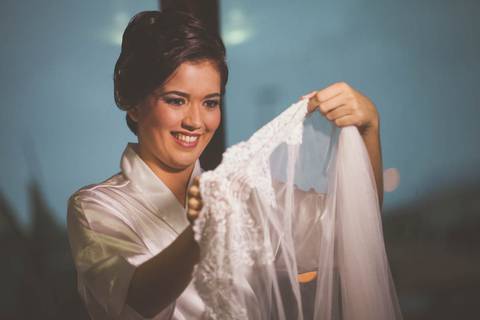 Making of da noiva ao entardecer com vestido e cidade ao fundo no hotel patropi'