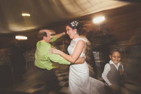 Noiva dançando na casa de festas Tia Aretha em Casimiro de Abreu RJ em técnica diferenciada de lightpainting e panning'