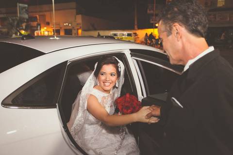 Entrada da noiva com o pai na Igreja Nossa Senhora da Saúde em Casimiro de Abreu RJ'