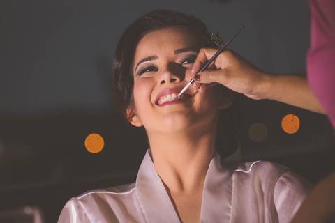 Making of da noiva ao entardecer com vestido e cidade ao fundo no hotel patropi'