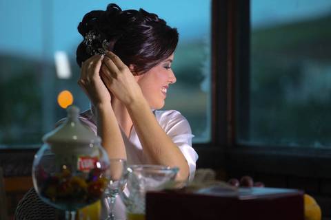 Making of da noiva ao entardecer com vestido e cidade ao fundo no hotel patropi'