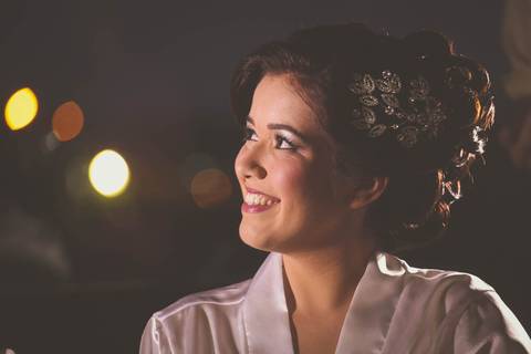 Making of da noiva ao entardecer com vestido e cidade ao fundo no hotel patropi'