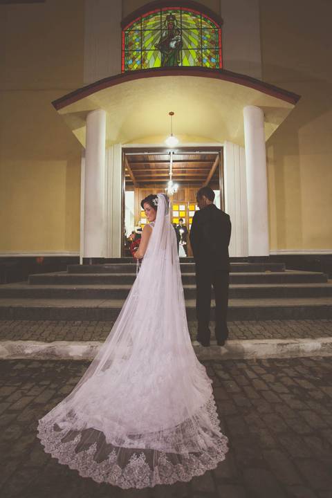 Entrada da noiva com o pai na Igreja Nossa Senhora da Saúde em Casimiro de Abreu RJ'