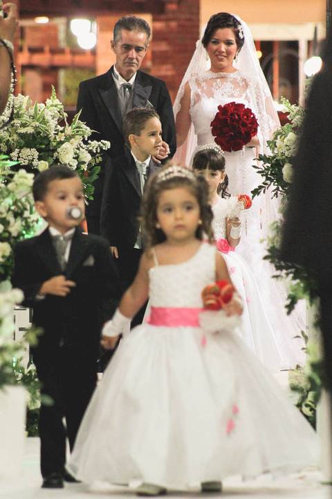 Entrada da noiva com o pai, pagen e daminha na Igreja Nossa Senhora da Saúde em Casimiro de Abreu RJ'