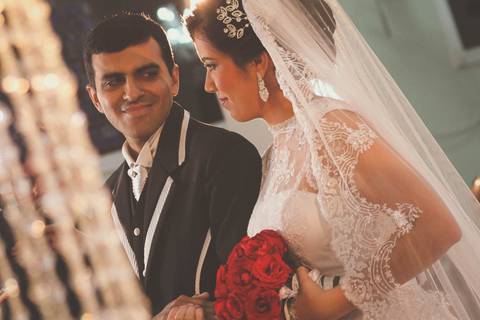 Noiva e noivo durante a cerimônia religiosa na Igreja Nossa Senhora da Saúde em Casimiro de Abreu RJ'