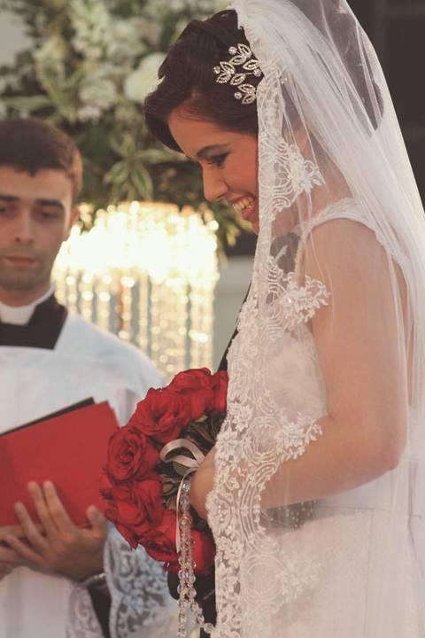 Noiva e noivo durante a cerimônia religiosa na Igreja Nossa Senhora da Saúde em Casimiro de Abreu RJ'