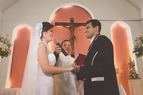 Noiva e noivo durante a cerimônia religiosa na Igreja Nossa Senhora da Saúde em Casimiro de Abreu RJ'