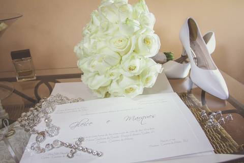 Convite de casamento, terço, buquê e sapato da noiva '