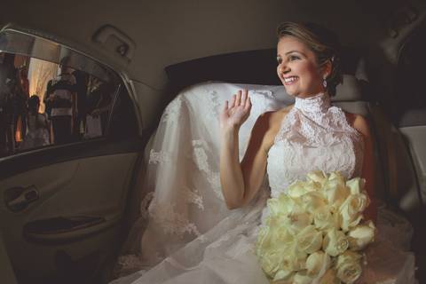 Chegada da noiva na Cerimônia com vestido e buquê'