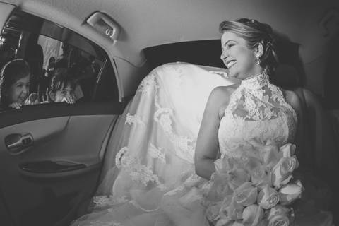 CerimôniaChegada da noiva na Cerimônia com vestido e buquê - Preto e branco'