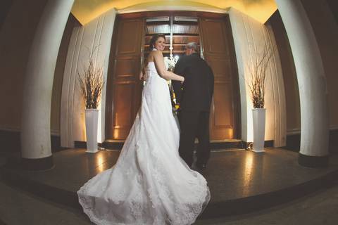 Chegada da noiva na Cerimônia com vestido e buquê de braços dados com o pai'