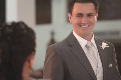 Chegada da noiva na Cerimônia com vestido e buquê sendo vista pelo noivo'