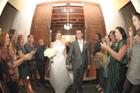 Saída da Cerimônia com chuva de arroz sobre o noivo e a noiva'