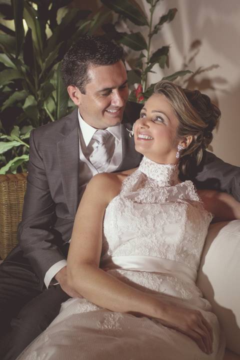 Ensaio Casal para valorizar o vestido, penteado, jóias da noiva e o paletó e gravata do noivo.'