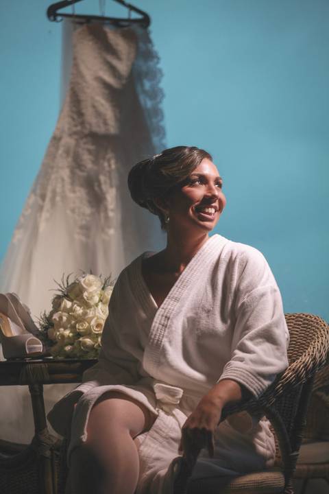 Making of da noiva no hotel patropi no fim de tarde, mostrando o belo sorriso acompanhado de um belíssimo boukeh de uma lente f/2.8'