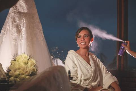 Making of da noiva no hotel patropi no fim de tarde, mostrando o belo sorriso acompanhado de um belíssimo boukeh de uma lente f/2.8'