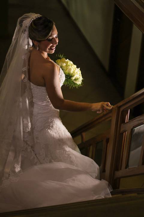 Making of da noiva já com vestido, no hotel patropi no fim de tarde, mostrando o belo sorriso acompanhado de um belíssimo boukeh de uma lente f/2.8'