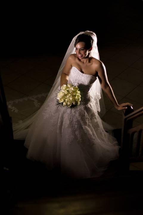 Making of da noiva já com vestido, no hotel patropi no fim de tarde, mostrando o belo sorriso acompanhado de um belíssimo boukeh de uma lente f/2.8'