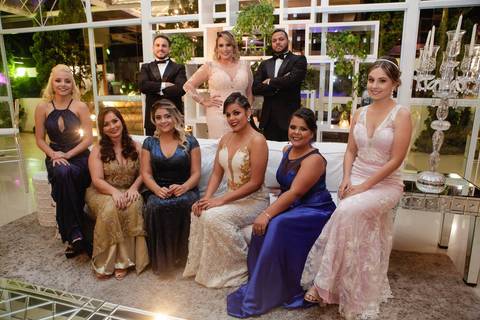 Turma de formandos durante baile de formatura em pose formal para o fotógrafo Cezar Fernandes'