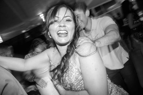 Formanda Andressa dançando na pista, durante baile de formatura em foto preto e branco'