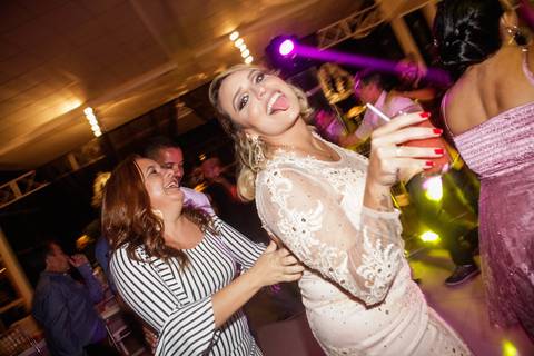 Formanda Ludmila dançando na pista, durante baile de formatura em foto colorida com lighpainting'