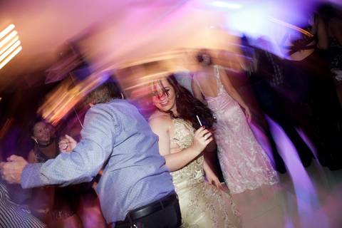 Formandos dançando na pista, durante baile de formatura em foto colorida com lightpainting'