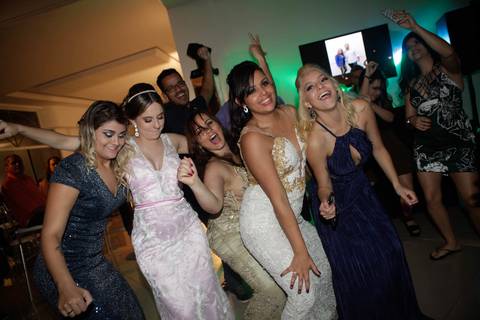 Formandos dançando na pista, durante baile de formatura em foto colorida com lightpainting'