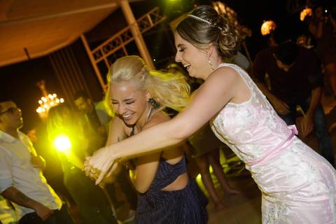 Formandos dançando na pista, durante baile de formatura em foto colorida com lightpainting'